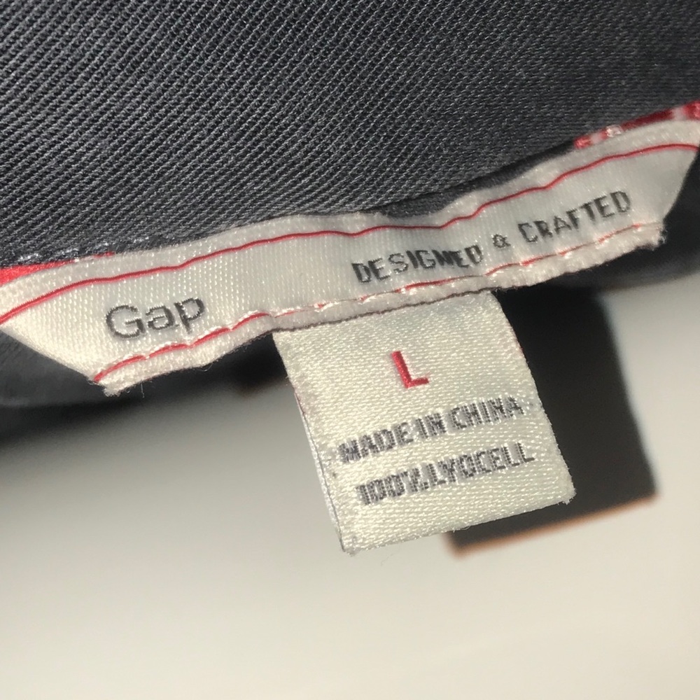 Woman’s black GAP shirt - Picture 3 of 3